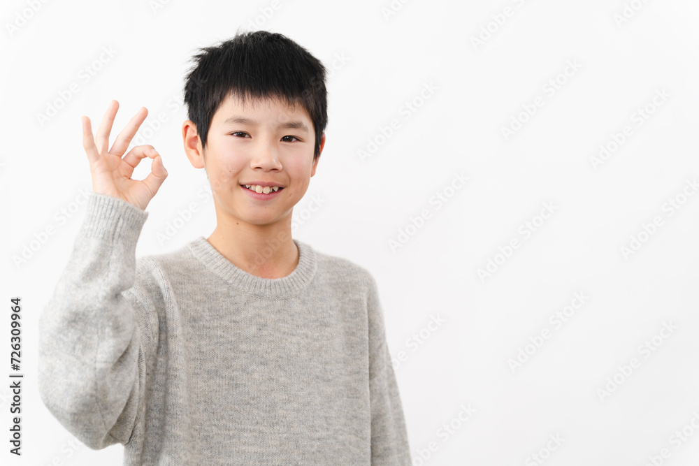 私服姿の小学生の男の子　ライフスタイルイメージ