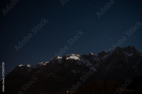 Sternenhimmel über den Bergen. Nacht im Gebirge