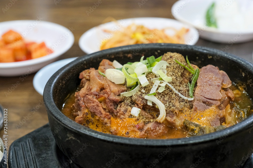 豚の背骨肉を煮込んだ韓国料理のピョヘジャングク