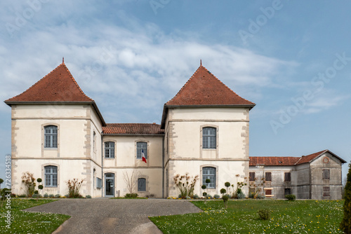 Transformação do antigo castelo: Câmara Municipal de Mouguerre no País Basco, sob a bandeira francesa
