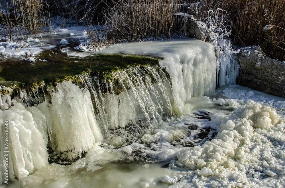 Obraz premium frozen water like a waterfall forms patrician structures
