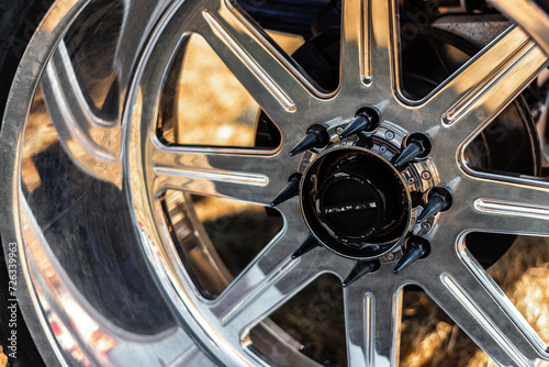 Close-up of wheel of an old car © WeźTylkoSpójrz