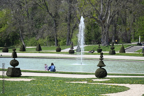 Grand parc verdoyant avec jet d'eau