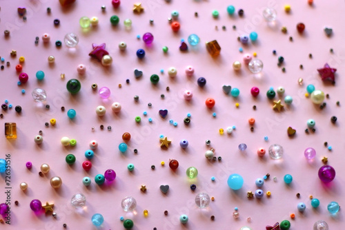 Obraz na płótnie Various colorful beads on bright pink background. Selective focus. w salonie