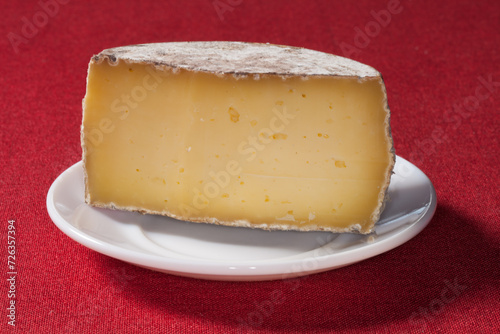 Fototapeta Naklejka Na Ścianę i Meble -  Fromage entamé dans une petite assiette blanche