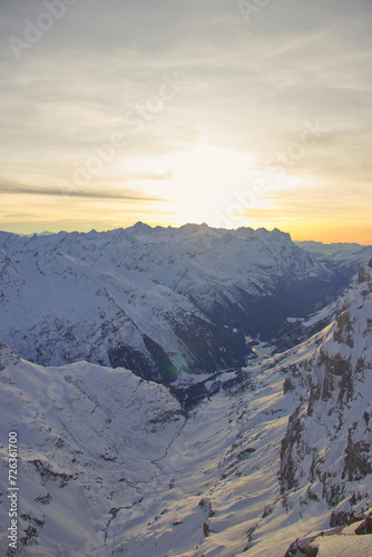 Schneelandschaft mit Sonnenuntergang auf der spitze des Mount Titlis in der Schweiz