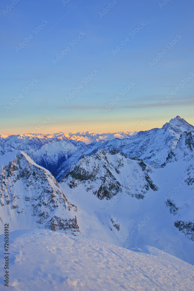 Schneelandschaft mit Sonnenuntergang auf der spitze des Mount Titlis in der Schweiz