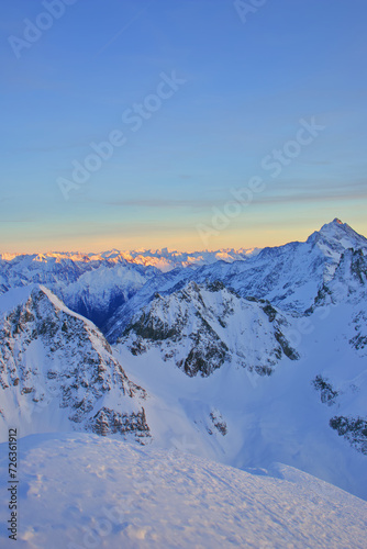 Fototapeta Naklejka Na Ścianę i Meble -  Schneelandschaft mit Sonnenuntergang auf der spitze des Mount Titlis in der Schweiz