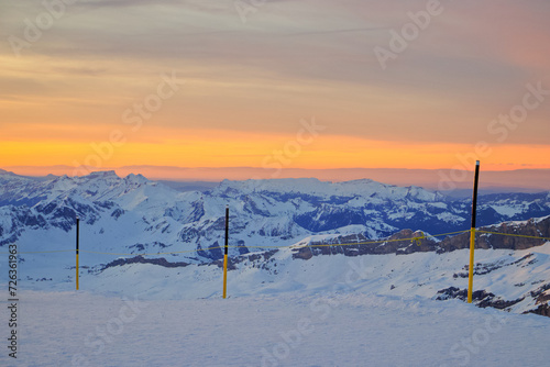 Fototapeta Naklejka Na Ścianę i Meble -  Schneelandschaft mit Sonnenuntergang auf der spitze des Mount Titlis in der Schweiz