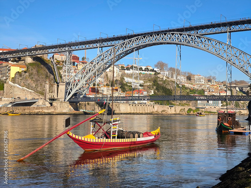 Tranquilidade sobre o rio: Barco Rabelo no Rio Douro na Ribeira de Vila Nova de Gaia, com a Ponte metálica Dom Luís I e a velha cidade como pano de fundo photo
