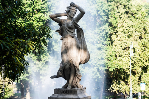 Statua raffigurante luglio nella fontana dei dodici mesi a Torino nel parco del valentino. photo