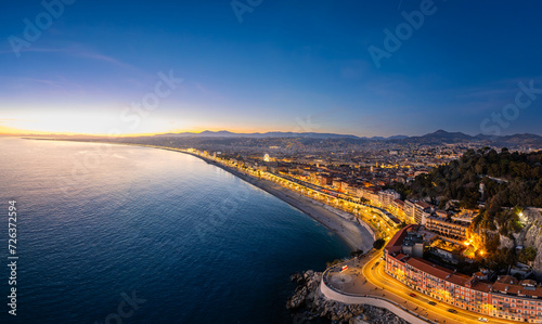 Vue aérienne d'un coucher de soleil sur Nice