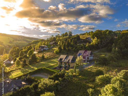 Fototapeta Naklejka Na Ścianę i Meble -  Lot nad Słotwinami latem o zachodzie słońca. Piękne krajobrazy.