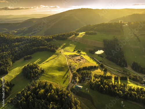 Fototapeta Naklejka Na Ścianę i Meble -  Lot nad Słotwinami latem o zachodzie słońca. Piękne krajobrazy.