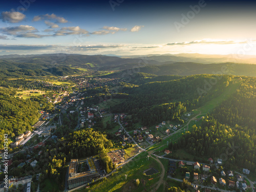 Fototapeta Naklejka Na Ścianę i Meble -  Lot nad centrum Krynicy-Zdroju latem o zachodzie słońca. Piękne krajobrazy.