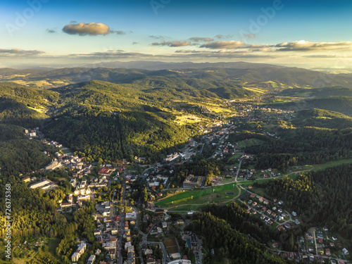 Fototapeta Naklejka Na Ścianę i Meble -  Lot nad centrum Krynicy-Zdroju latem o zachodzie słońca. Piękne krajobrazy.