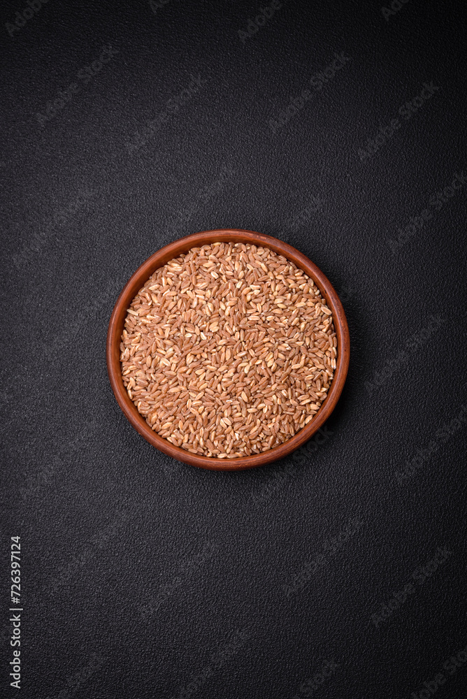 Large grains of wheat porridge are brown in color when raw Large grains of wheat porridge are brown in color when raw