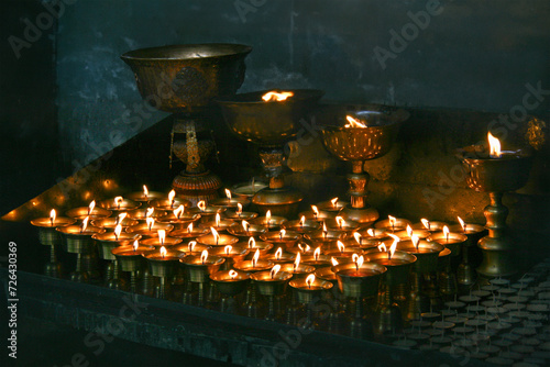 Butterlampen mit kleinen Flammen in Messing Schalen im Affentempel Swayambhunath Stupa in Kathmandu Nepal, Sehenswürdigkeit mit heiligen Charakter, friedlicher Ort der Begenung und des Gebetes, kerzen photo