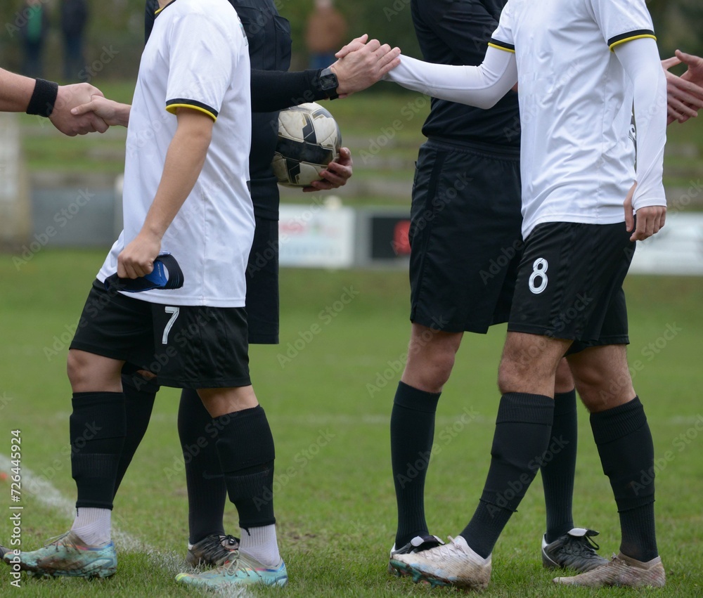 poignées de mains entre les joueurs et les arbitres au football poignées de mains entre les joueurs et les arbitres au football