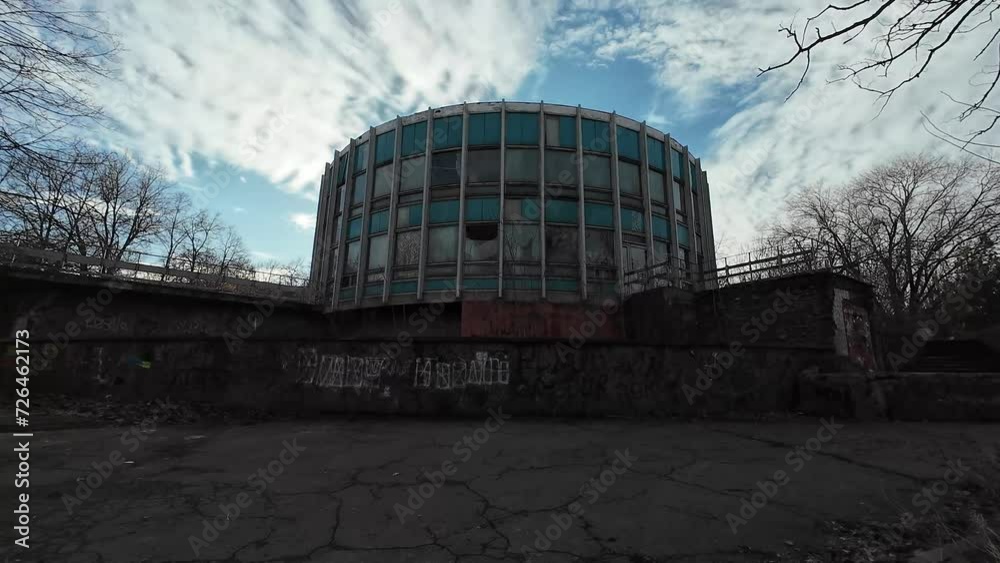 Vidéo Stock destroyed buildings in the old park. Old destroyed ...