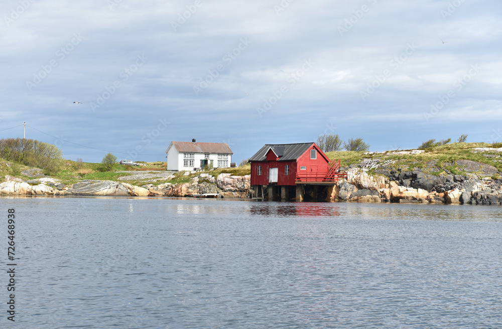 Häuser auf einer Schärenlandschaft in Norwegen 
