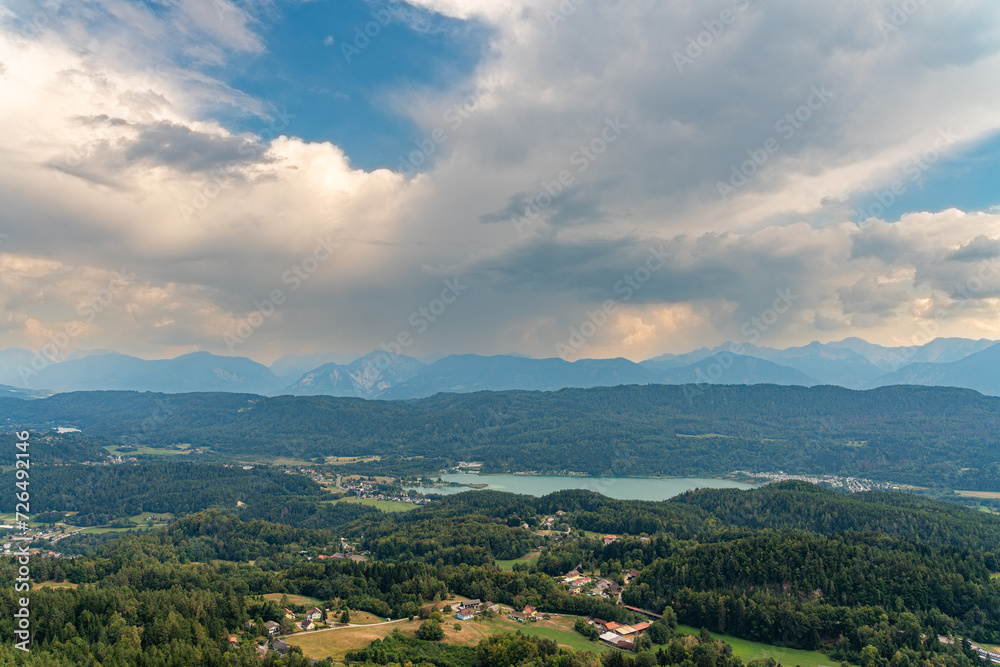 Keutschacher See in Kärnten, Österreich mit Blick auf die Alpen im Süden