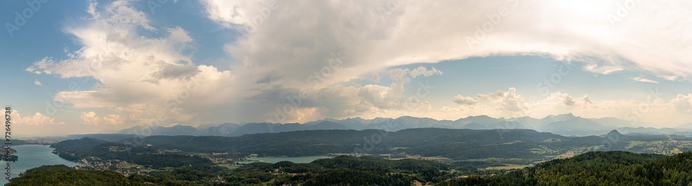 Panorama vom Keutschacher See, Kärnten, Österreich mit Blick auf die Alpen im Süden