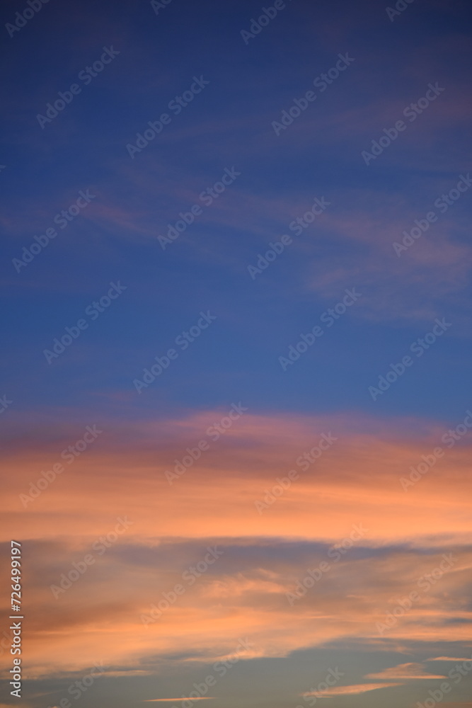 ドラマチックな夕焼けの空　グラデーション　オレンジ　青　コントラスト　
