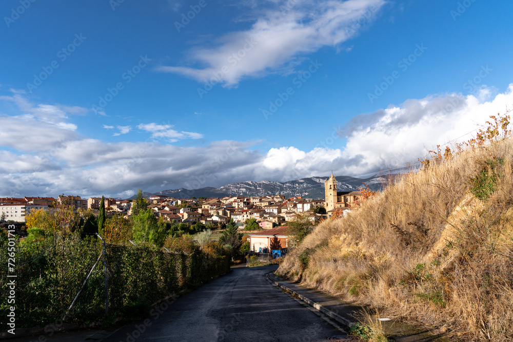 Obraz premium Klein Landstraße mit Ausblick auf den keleinen Ort Elciego im Baskenland in Spanien