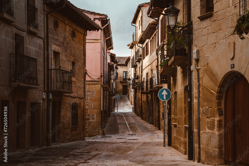 Enge Straße Einbahnstraße mit Verkehrsschild geradeaus in der Kleinstadt Elciego im Baskenland in Spanien