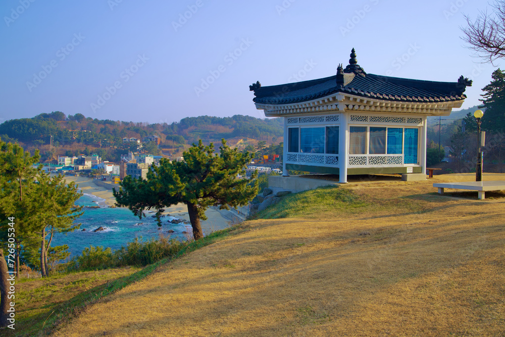 Obraz premium Pavilion Overlooking Jangho Beach