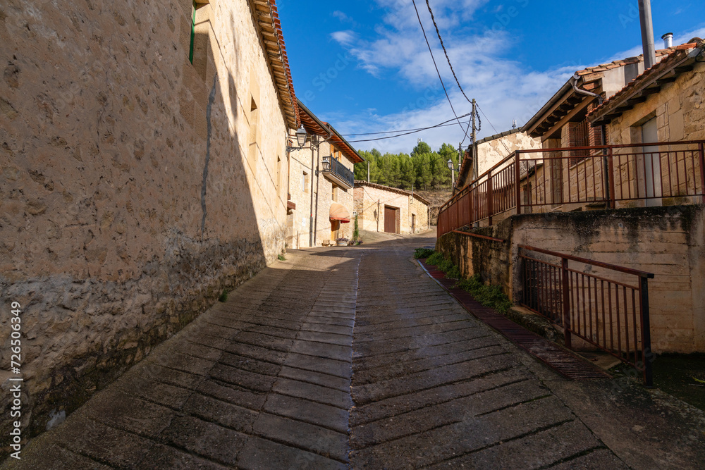 Kleine Straße den Berg hoch in Elciego im Baskenland in Spanien