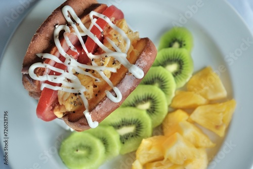 Obraz na płótnie pasta with sandwich and fruit w salonie