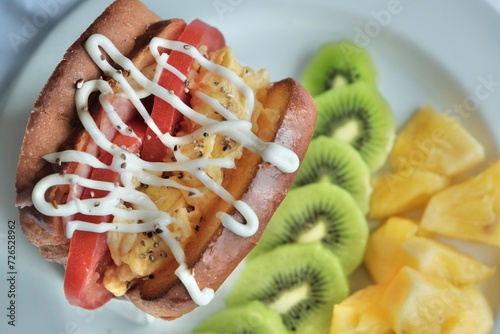 sandwich with kiwi and pineapple