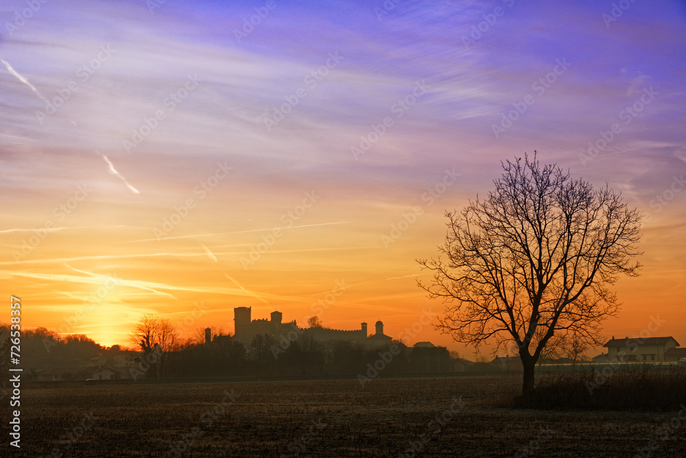 Obraz premium Alba al castello di Pavone Canavese, Piemonte, Italia