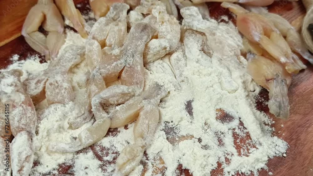 préparation de cuisses de grenouille sur une planche à découper