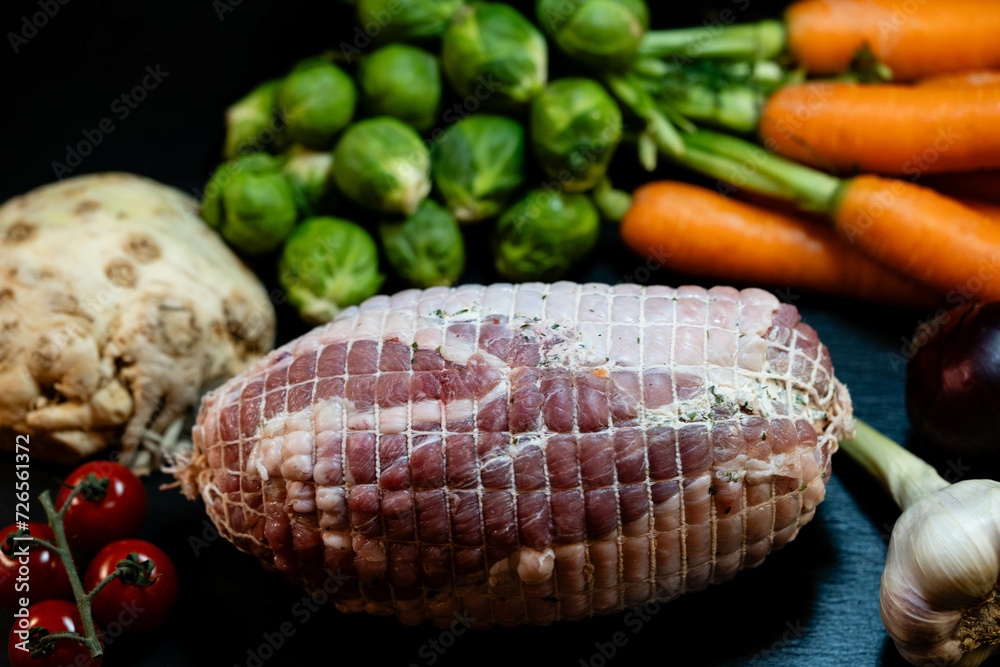 Putenrollbraten mit Rosenkohl Brassica oleracea und Salzkartoffeln ...