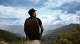 Una hombre turista con una mochila contemplando el asombroso paisaje de los Andes Peruanos con los brazos abiertos, concepto de turismo