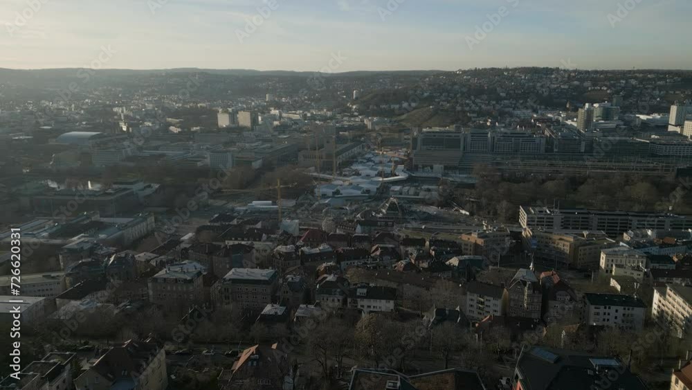 Cinematischer Drohnenflug über der Stadt Stuttgart bis zum Bahnhofsprojekt: Stuttgart 21. Cinematischer Drohnenflug über der Stadt Stuttgart bis zum Bahnhofsprojekt: Stuttgart 21.