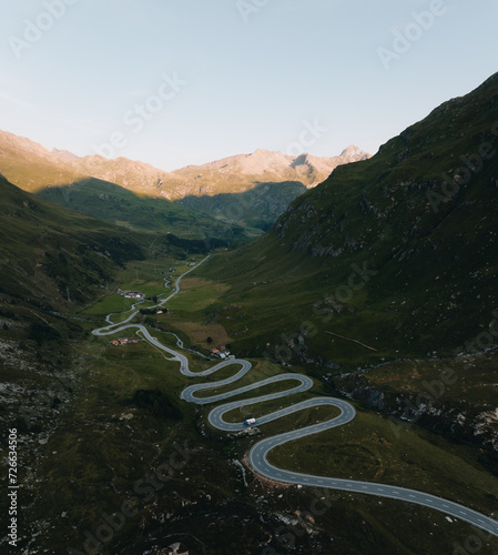 Furka Pass, przełęcz górska w Szwajcarii. Zdjęcie z drona