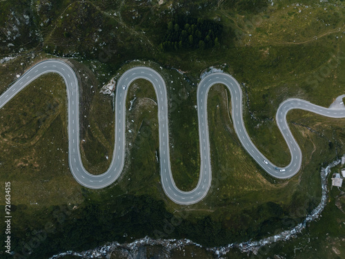 Furka Pass, przełęcz górska w Szwajcarii. Zdjęcie z drona