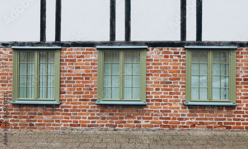 Fotografía The facade of a brick house with identical square windows