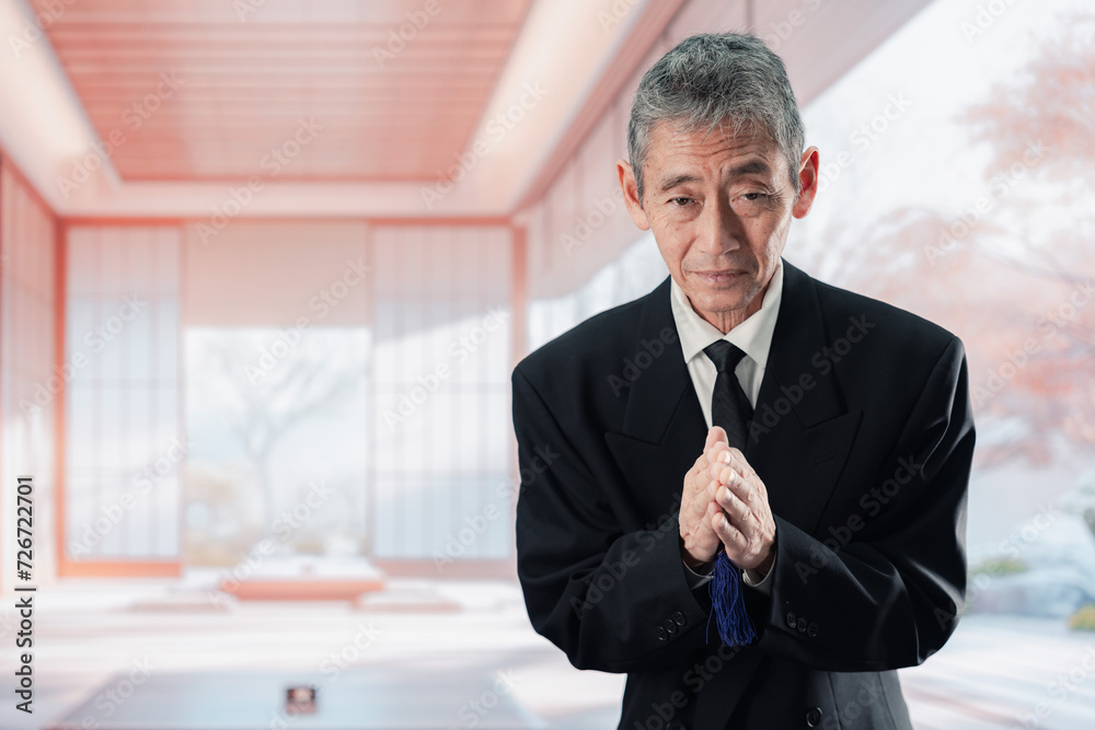 葬儀に参列する高齢の男性 葬儀に参列する高齢の男性