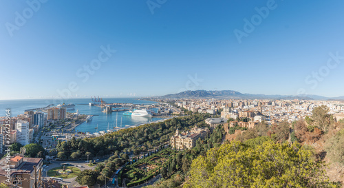 Vue aérienne de la ville de Málaga et de son port.