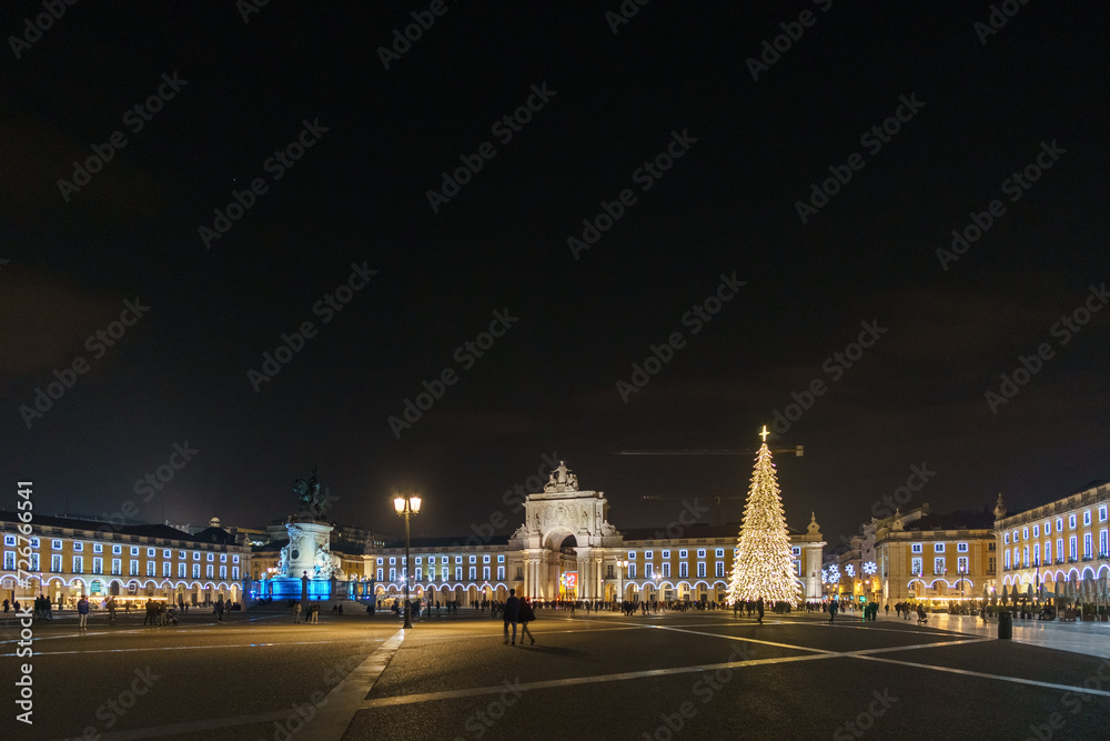 Obraz premium Praca do Comercio in portuguese capital during christmas time in the night with illumination and christmas tree, Lisbon, Portugal