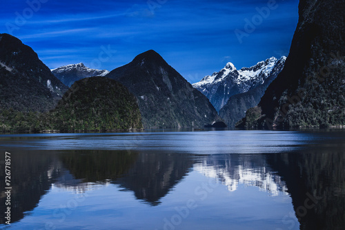 Obraz na płótnie Journey to Doubtful Sound: New Zealand's Untouched Wilderness Revealed w salonie