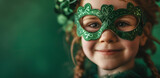 Kleines Mädchen in grüner Verkleidung für den St. Patrick's Day.