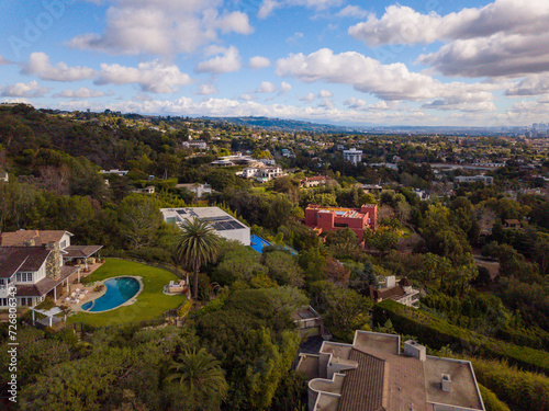 Φωτογραφία Aerial views of the large homes and mansions, in the affluent Brentwood neighborhood in Los Angeles