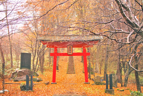 秋の神社（宮城県七ヶ宿町長老神社）