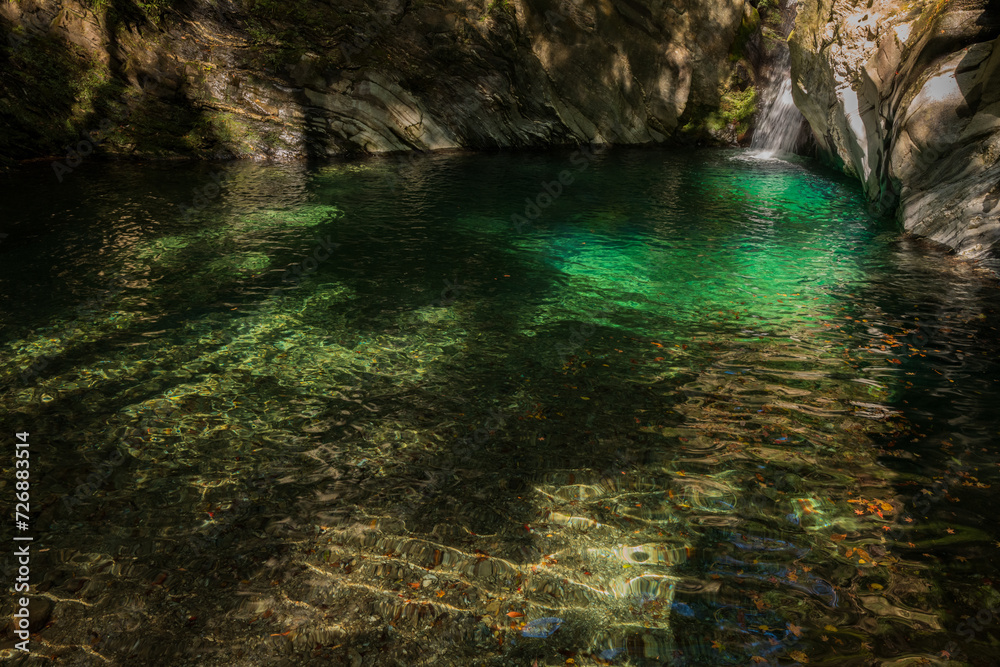 Fototapeta premium 神々の棲まう滝